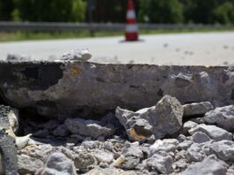 A2 nach Hitzeschäden bei Ziesar wieder für Verkehr frei Die Hitze verursachte in der vergangenen Woche massive Schäden auf der A2. Teile der Fahrbahn brachen auf. (Archivbild)