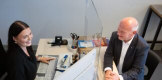 Berliner Bürgerämter sollen schöner werden Berlins Regierender Bürgermeister Kai Wegner (CDU) äußerte bei einem Besuch im Bürgeramt Schöneberg große Wertschätzung für die Beschäftigten.