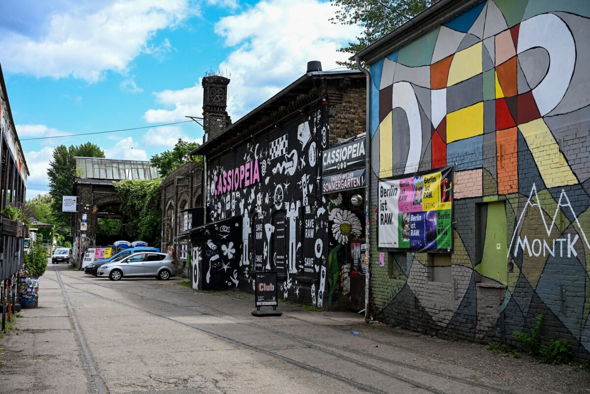 Einigung über Zukunft des RAW-Geländes Auf dem Gelände gibt es unter anderem Konzertlocations, einen großen Biergarten, eine Skaterhalle und eine Boulderhalle. (Archivbild)