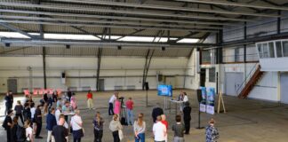 Eine Region auf der Bühne – Lausitz Festival startet In diesem Hangar in Cottbus wird als eines der Highlights des Lausitz Festivals ein Theaterstück inszeniert. (Archivbild)