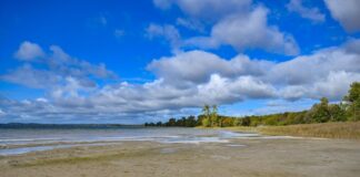 Am Parsteiner See hat sich ein breiter Sandstrand gebildet. (Archivbild)