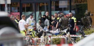Geiselnahme in Berlin – Ermittlungen vor Abschluss Einsatzkräfte stehen nach der Geiselnahme vor dem Supermarkt in Berlin neben einer verletzten Person auf einer Trage. (Archivbild)