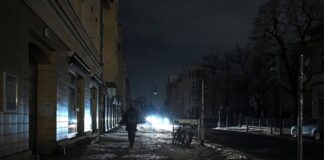 Staat zahlt 900.000 Euro für Hotelkosten nach Stromausfall Beim großen Stromausfall im Berliner Südwesten Anfang Januar saßen rund 100.000 Menschen teils tagelang im Dunkeln, viele froren in ungeheizten Wohnungen. (Archivbild)