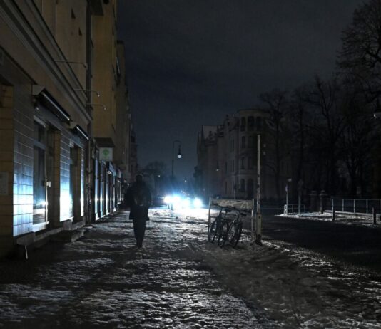 Staat zahlt 900.000 Euro für Hotelkosten nach Stromausfall Beim großen Stromausfall im Berliner Südwesten Anfang Januar saßen rund 100.000 Menschen teils tagelang im Dunkeln, viele froren in ungeheizten Wohnungen. (Archivbild)