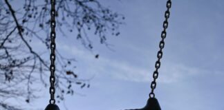 Mann soll Mädchen auf Spielplatz rassistisch beleidigt haben Auf einem Spielplatz in Berlin soll ein 59 Jahre alter Mann eine Elfjährige rassistisch beleidigt haben. (Symbolbild)