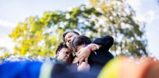 Gedenken am Tatort: Queere Community fordert mehr Schutz Zusammenhalten in der Trauer gehörte ebenfalls zur Mahnwache für die die Opfer des islamistischen Anschlags beim CSD im Berliner Tiergarten.
