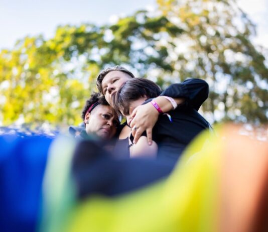 Gedenken am Tatort: Queere Community fordert mehr Schutz Zusammenhalten in der Trauer gehörte ebenfalls zur Mahnwache für die die Opfer des islamistischen Anschlags beim CSD im Berliner Tiergarten.