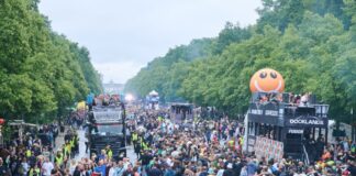 Tausende Menschen tanzen 2025 trotz Regen zur Musik der Technoparade Rave The Planet. (Archivbild) 