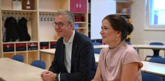 CDU für Smartphone-Verbot an Berliner Grundschulen Berlins Bildungssenatorin Katharina Günther-Wünsch (CDU) und CDU-Spitzenkandidat Stefan Evers wollen die Nutzung von Smartphones an Schulen einschränken.
