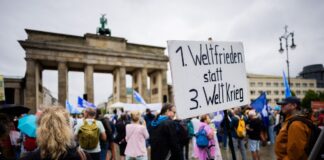Kundgebung am Brandenburger Tor – «Wir sind viele» Teilnehmer einer Demonstration des Bündnisses «Wir sind viele» forderten auf einem Plakat «1. Weltfrieden statt 3. Weltkrieg».