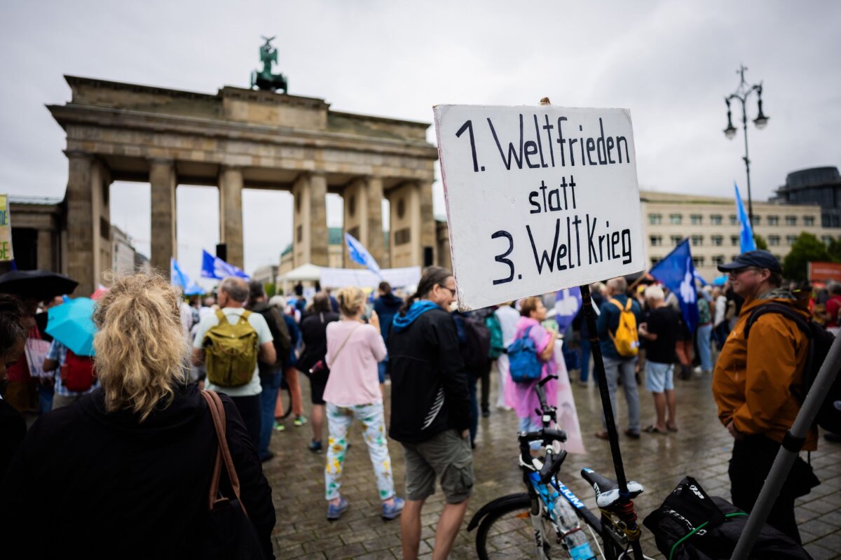 Demonstration des Bündnisses «Wir sind viele» Teilnehmer einer Demonstration des Bündnisses «Wir sind viele» forderten auf einem Plakat «1. Weltfrieden statt 3. Weltkrieg».