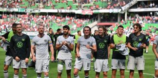 Wolfsburgs Kapitän Arnold im Pokal nicht in Startelf Maximilian Arnold (2 v. l.) feiert mit den Fans nach dem Sieg in Hannover.