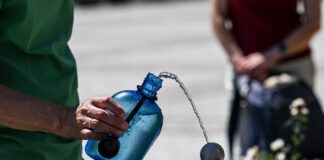 Nach wechselhaftem Start wird die Woche sonnig und trocken Wasserspender bieten bei heißem Sommerwetter eine willkommene Erfrischung. (Archivbild)