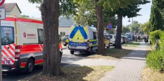 Zwei Tote bei Gewalttat an einer Schule Bei einer Gewalttat an einem Schulcampus in Gosen-Neu Zittau in Brandenburg sind zwei Menschen ums Leben gekommen.