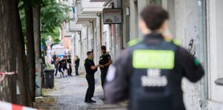 Großeinsatz nach Bombenfund – Stundenlange Evakuierung Die Polizei muss sichergehen, dass alle Menschen im Sperrkreis ihre Wohnungen verlassen.