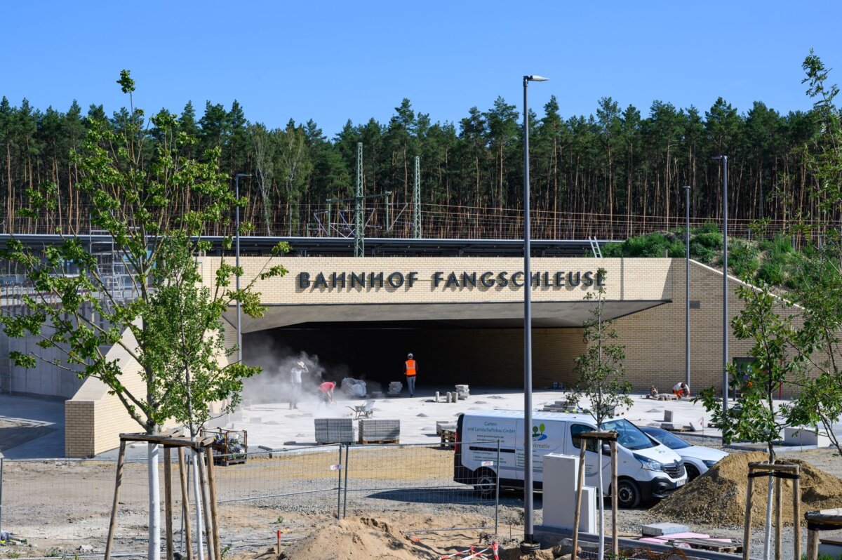 Am Tesla-Werk: Bahnhof Fangschleuse vor Eröffnung Der Bahnhof soll am Samstag eröffnet werden. (Archivbild)