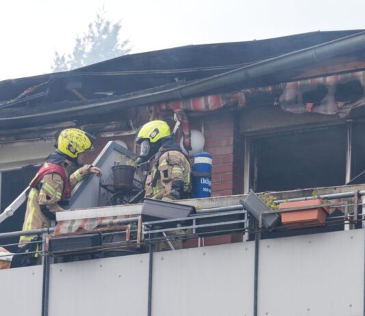Feuer in Wohnanlage – Polizei ermittelt wegen Brandstiftung Die Feuerwehr war mit zahlreichen Kräften im Einsatz, weil es in einer Einrichtung für betreutes Wohnen im Berliner Stadtteil Biesdorf brannte. Die Bewohnerinnen und Bewohner wurden in Sicherheit gebracht.