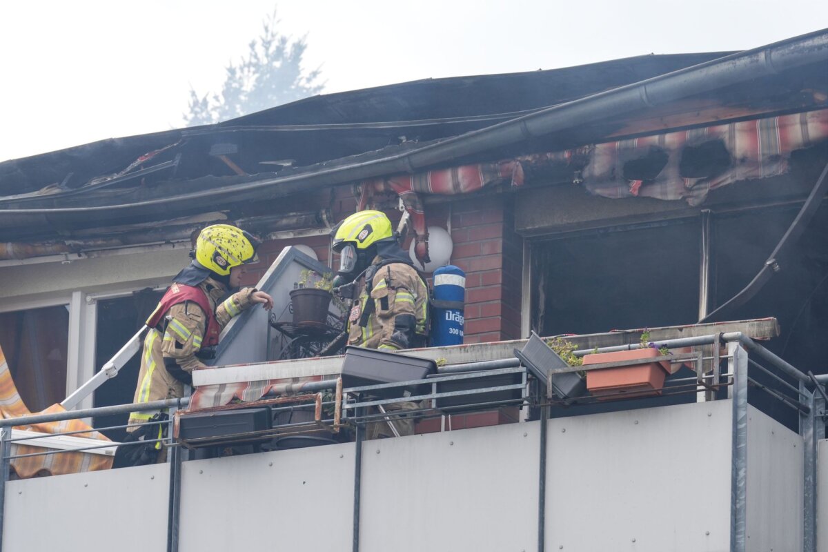 Brand in Einrichtung für betreutes Wohnen in Biesdorf Die Feuerwehr war mit zahlreichen Kräften im Einsatz, weil es in einer Einrichtung für betreutes Wohnen im Berliner Stadtteil Biesdorf brannte. Die Bewohnerinnen und Bewohner wurden in Sicherheit gebracht.