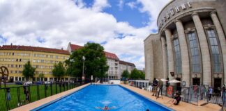 Schwimmbad vor Berliner Volksbühne wieder offen Das «Volksbad» vor der Berliner Volksbühne soll bis Oktober geöffnet sein (Archivbild)
