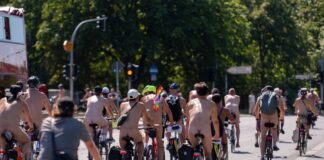 Nackt auf dem Rad durch die Hauptstadt Teilnehmer der Fahrrad-Demo «World Naked Bike Ride (WNBR) Berlin 2026» fahren mit Fahrrädern durch das Berliner Regierungsviertel.