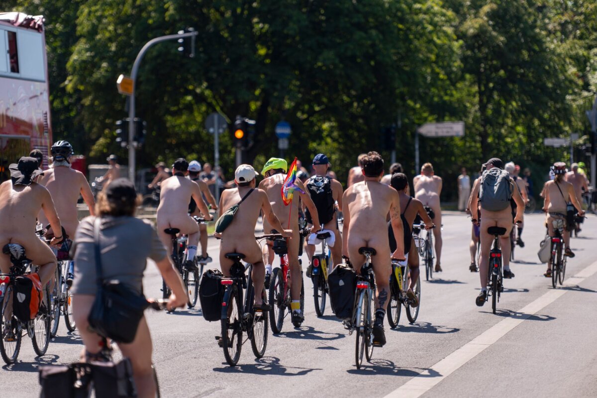 Fahrrad-Demo "World Naked Bike Ride Berlin 2026" Teilnehmer der Fahrrad-Demo «World Naked Bike Ride (WNBR) Berlin 2026» fahren mit Fahrrädern durch das Berliner Regierungsviertel.