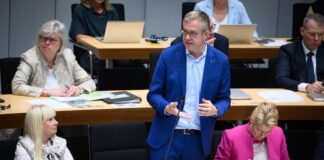 Mehr als eine Milliarde Euro Nachzahlung für Berliner Beamte Finanzsenator Stefan Evers (CDU) weist auf hohe Nachzahlungen an Berliner Beamte hin.