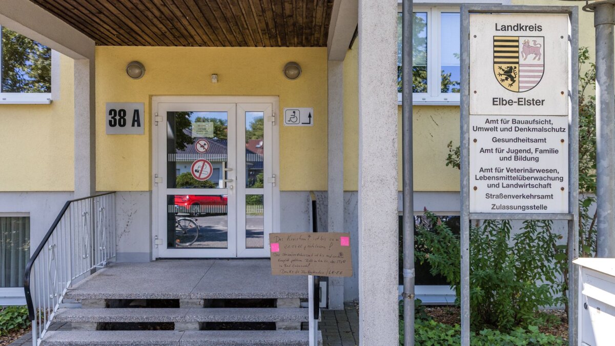 Angriff auf Mitarbeiter in Kreisverwaltung Elbe-Elster Künftig ist ein Wachschutz während der Sprechzeiten in den Ämtern der Kreisverwaltung in Finsterwalde und Bad Liebenwerda im Einsatz.