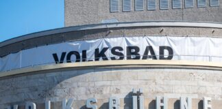 Schwimmbad vor Volksbühne bleibt nach Debatte heute zu Das Schwimmbad vor der Volksbühne bleibt am Freitag komplett geschlossen.