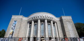 Rassistische Drohungen: Volksbühne sagt Veranstaltung ab Die Volksbühne hat eine Veranstaltung mit dem Verein Eoto abgesagt.