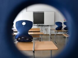 Blick ins neue Schuljahr – was es zum schwierigsten macht Noch sind die Stühle hochgestellt an Brandenburgs Schulen. (Archivbild)