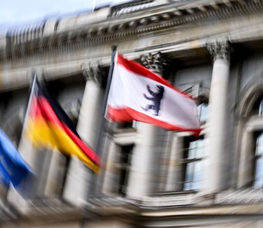 Umfrage: Bei Direktwahl läge CDU-Kandidat vorne Rund 2,5 Millionen Berlinerinnen und Berliner können am 20. September bei den Wahlen zum Abgeordnetenhaus sowie Bezirksverordnetenversammlungen ihre Stimme abgeben. (Symbolbild)