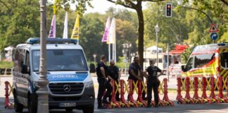 Tausende strömen zu Techno-Parade in Berlin Die Berliner Polizei sichert die Techno-Parade Rave The Planet mit einem großen Aufgebot.