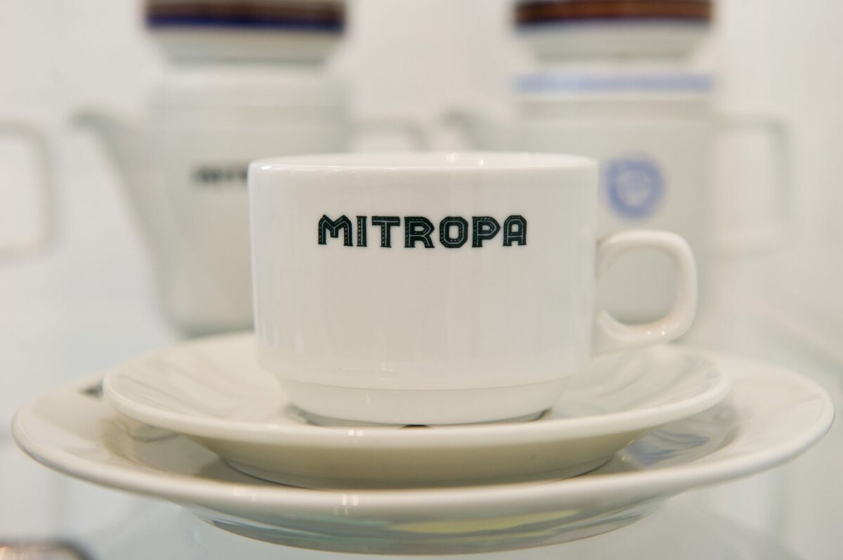 Ausstellung zum Mitropa-Jubiläum Geschirr mit markantem Design: Das Unternehmen Mitropa betrieb einst Schlaf- und Speisewagen, Bahnhofrestaurants, Hotels und Raststätten. (Symbolbild)