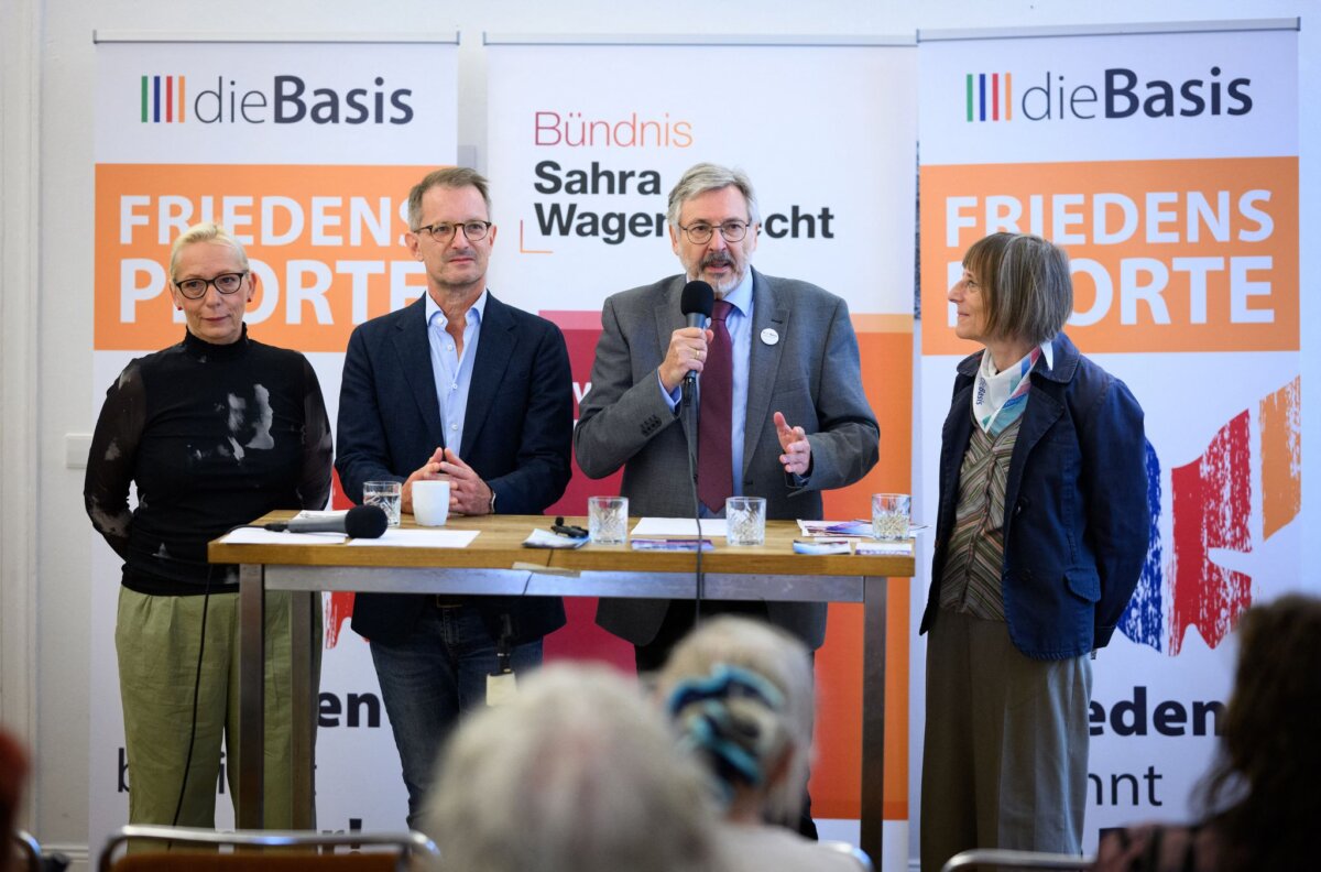 Gemeinsame Pressekonferenz von BSW und dieBasis In Berlin wollen der Landesverband der Partei Die Basis und der BSW enger zusammenarbeiten. Das gaben die BSW-Landesvorsitzenden Josephine Thyrêt (l-r) und Alexander King sowie der Basis-Landesvorsitzende Dieter Bonitz und Landesschatzmeisterin Carola Muysers bekannt.