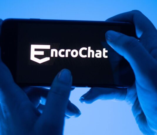 Geheime Chat-Dienste geknackt – rund 350 Anklagen Eine Frau hält ein Smartphone mit dem Logo des Krypto-Messengerdienstes Encrochat. (Symbolbild)
