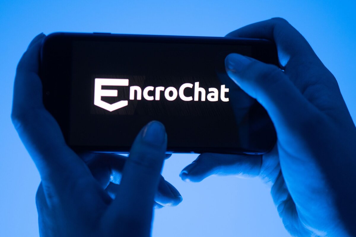 Encrochat Eine Frau hält ein Smartphone mit dem Logo des Krypto-Messengerdienstes Encrochat. (Symbolbild)