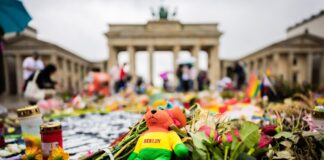 Anschlag beim CSD: Trauer und Wut sind noch immer zu spüren Immer wieder kommen Menschen ans Brandenburger Tor, um der Opfer des islamistischen Anschlags zu gedenken.