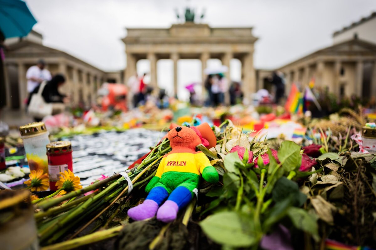 Nach dem Angriff auf CSD in Berlin Immer wieder kommen Menschen ans Brandenburger Tor, um der Opfer des islamistischen Anschlags zu gedenken.