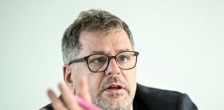 Graf fordert Ende der «Kleinstaaterei» bei IT-Sicherheit Der Grünen-Politiker Werner Graf ist Spitzenkandidat seiner Partei für die Berlin-Wahl am 20. September und will ins Rote Rathaus.