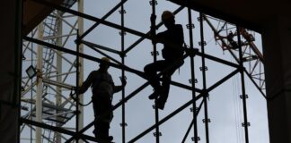 In Ostdeutschland hängt viel vom Wohlstand von ausländischen Beschäftigten ab, hier eine Baustelle in Leipzig. (Symbolbild)
