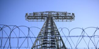 Ein verstärkter Zaun umgibt inzwischen den Strommast, der im September 2025 Ziel eines Brandanschlags wurde.
