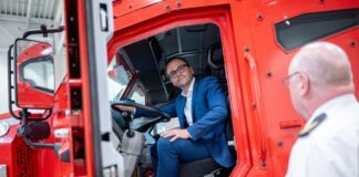 Brandenburg stärkt Waldbrandzentrum – Länder ziehen mit Im Feuerwehrfahrzeug: Innenminister Jan Redmann (CDU) will den Waldbrandschutz stärken.