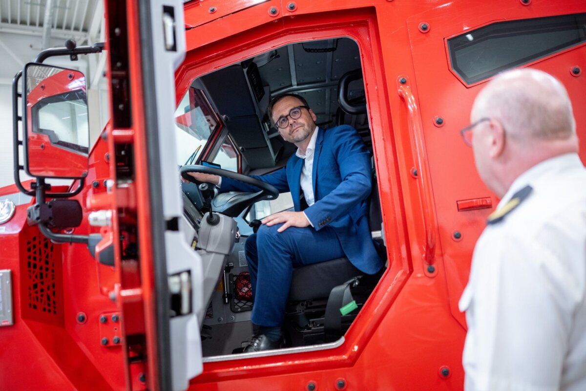 Redmann besucht Landesschule für Brand- und Katastrophenschutz Im Feuerwehrfahrzeug: Innenminister Jan Redmann (CDU) will den Waldbrandschutz stärken.