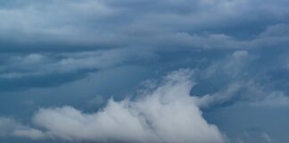 Hitze, Regen und Unwettergefahr Wer draußen unterwegs ist, sollte einen Regenschirm einpacken. Der DWD rechnet mit Schauern und Gewitter. (Archivbild)