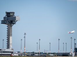 Innenminister: Drohnenabwehr für Flughafen BER verstärken Am Flughafen Berlin Brandenburg musste der Flugverkehr bereits mehrmals wegen Drohnen-Sichtungen eingestellt werden. (Archivbild)
