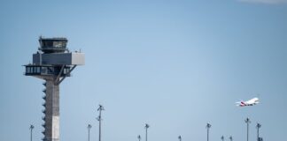 Am Flughafen Berlin Brandenburg musste der Flugverkehr bereits mehrmals wegen Drohnen-Sichtungen eingestellt werden. (Archivbild)