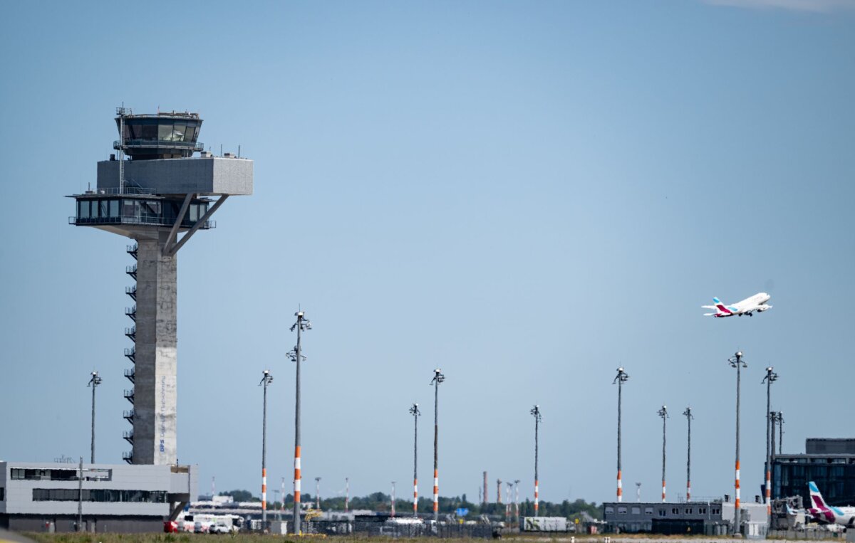 Hauptstadtflughafen BER Am Flughafen Berlin Brandenburg musste der Flugverkehr bereits mehrmals wegen Drohnen-Sichtungen eingestellt werden. (Archivbild)
