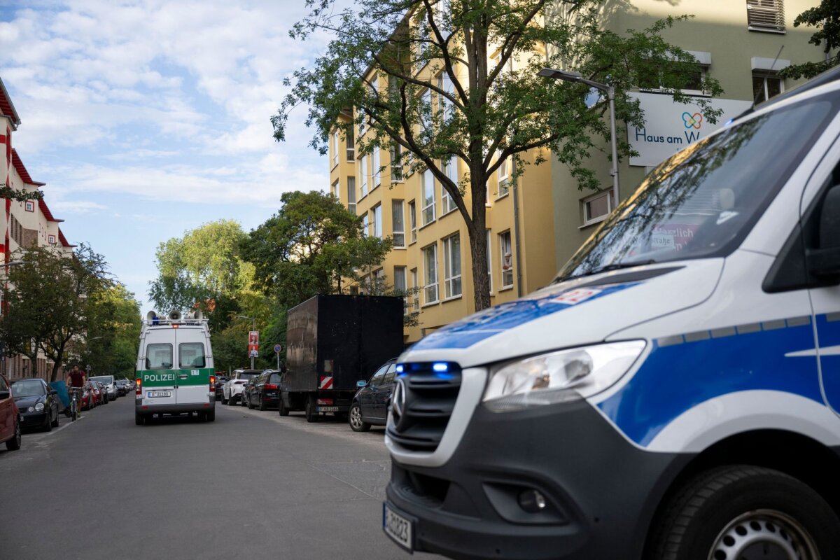 Fliegerbombe in Berlin-Neukölln gefunden Die Polizei bittet Menschen im Sperrkreis in Berlin-Neukölln, ihre Häuser und Wohnungen wegen einer Bombenentschärfung zu verlassen - ein Seniorenheim darf bleiben.