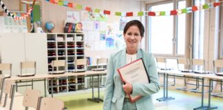 Neues Schuljahr mit Schülerrekord und alten Problemen Berlins Bildungssenatorin Katharina Günther-Wünsch (CDU) gab in einer Schule einen Ausblick auf das neue Schuljahr.