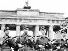 Gedenken und Installation zum Jahrestag des Mauerbaus Am 13. August 1961 begann in Berlin der Mauerbau, bewaffnete Einheiten der DDR riegelten auch das Brandenburger Tor ab. (Archivbild)